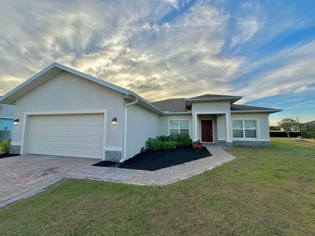 Primary Photo - Modern & Spacious 3 Bed + Den, 2 Bath with...