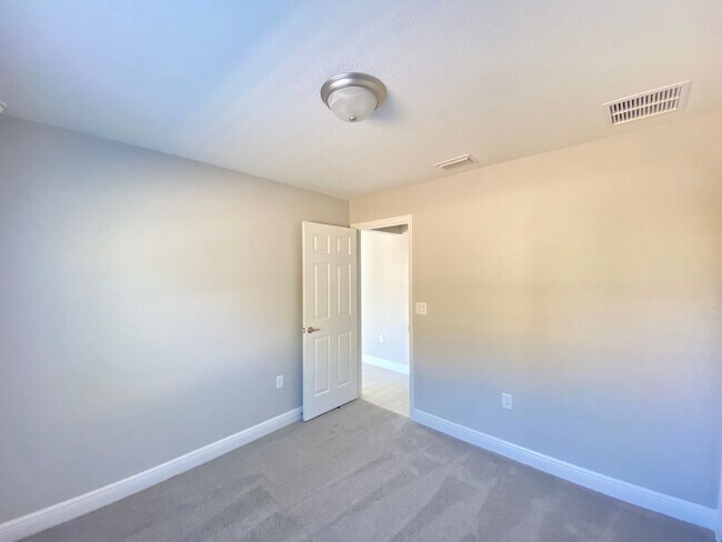 Building Photo - Desirable SW Ocala Neighborhood 4/2/2 *WON'T LAST*