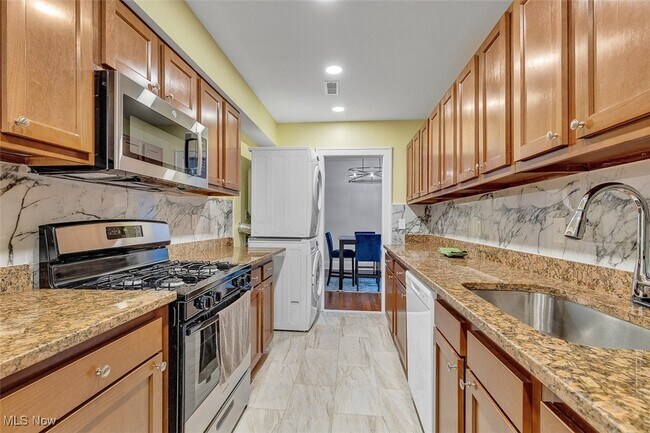 Building Photo - 2257 Grandview Ave