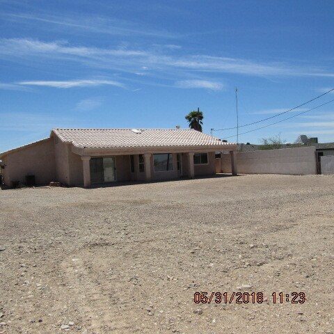 Building Photo - 3 Bedroom 2 bathroom 3 car garage