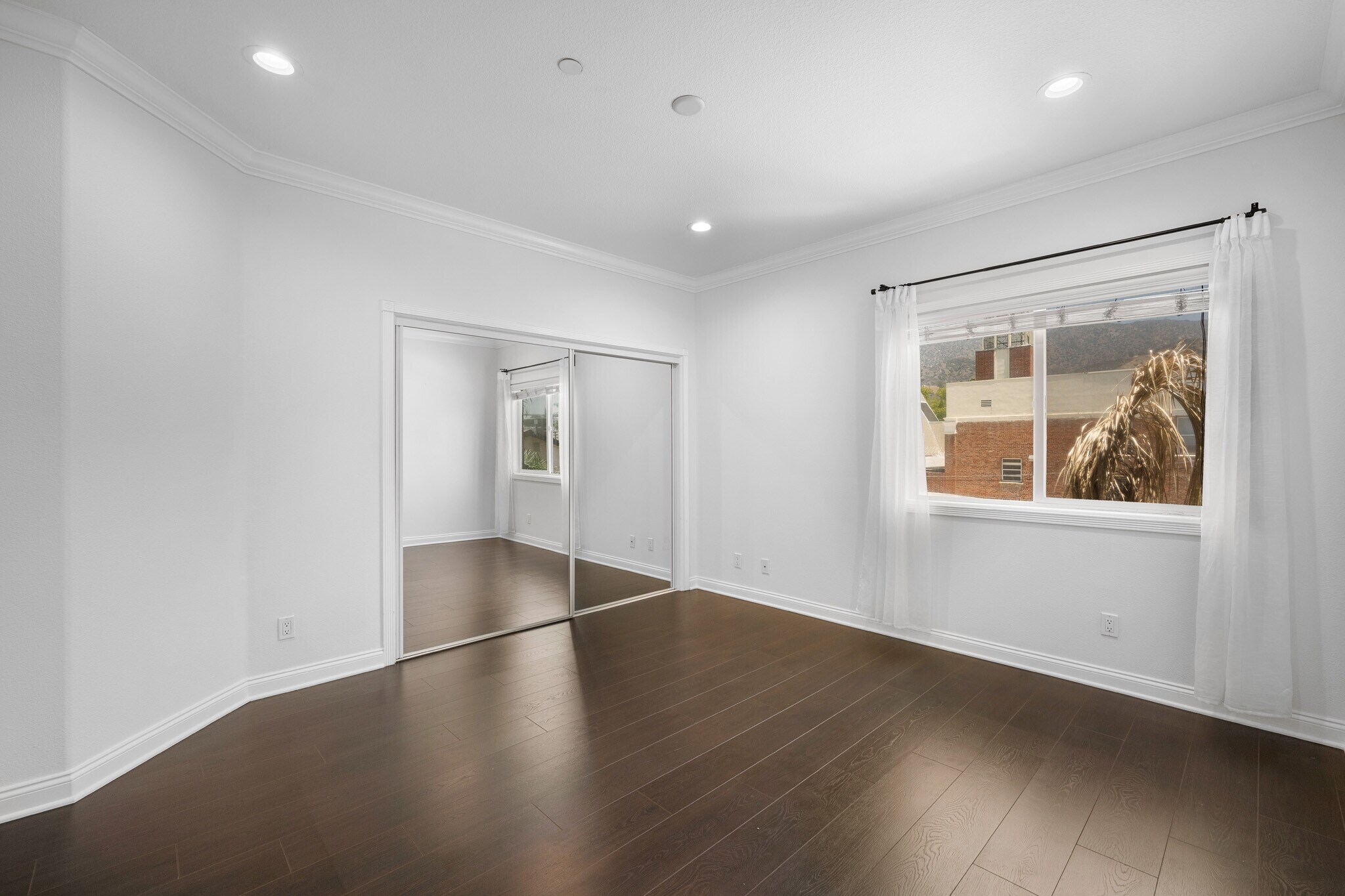 Building Photo - 540 E Angeleno Ave