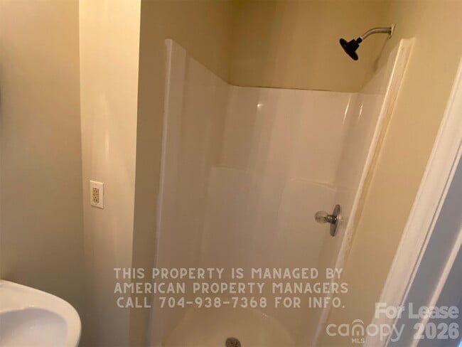 Building Photo - 1906 Ln St