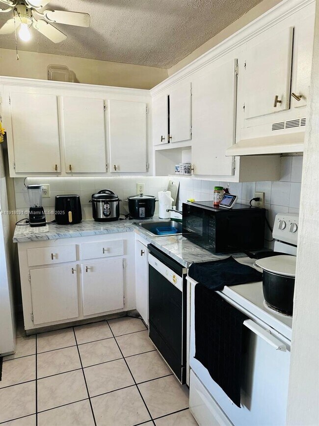 Primary Photo - 9460 Fontainebleau Blvd