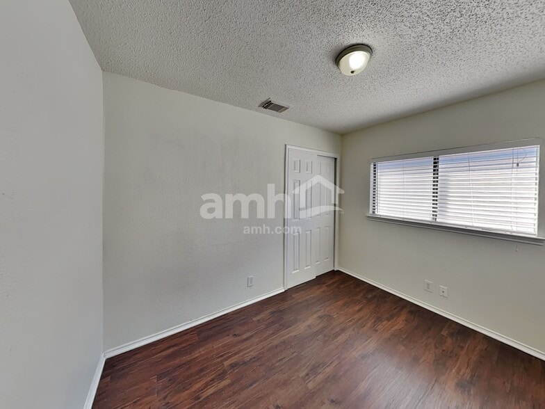 Building Photo - 33 Messenger Crk