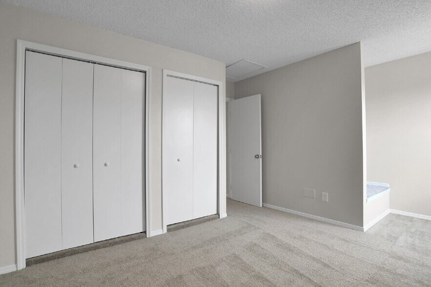 Building Photo - Fully Remodeled End-Unit Townhome Near Pet...