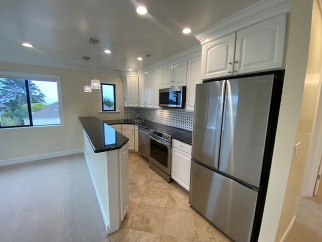 Building Photo - Bright & Stylish Monterey Condo