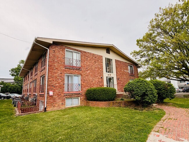 Building Photo - 1 Bedroom, 1 Bathroom close to public transportation in the Heart of Lexington