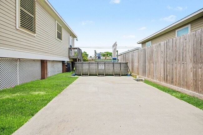 Building Photo - 5323 Menard Ave