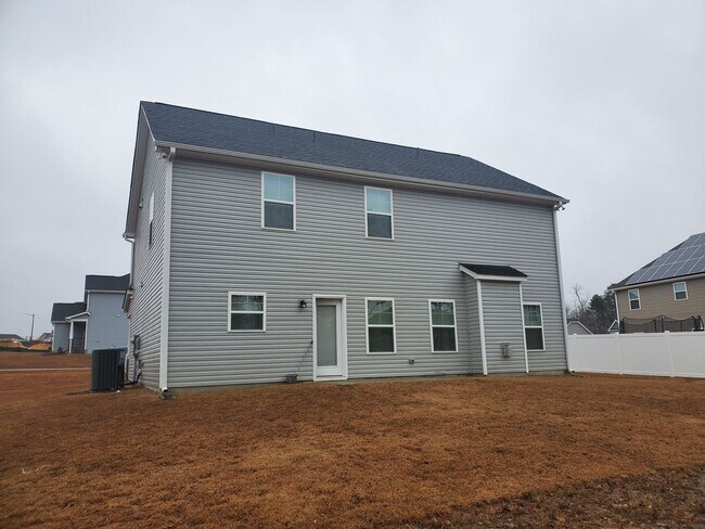 Building Photo - 4 bd/ 2.5 ba located MINUTES from Fort Bragg! Quiet Neighborhood!