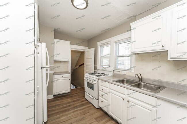 Building Photo - 908 W 20th St