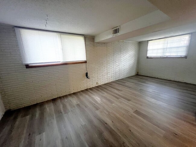 Building Photo - 3 Bedroom 1 Bath Home in Beautiful Iowa City!