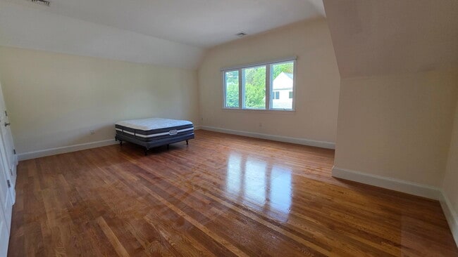 Building Photo - 910 W Roxbury Pkwy