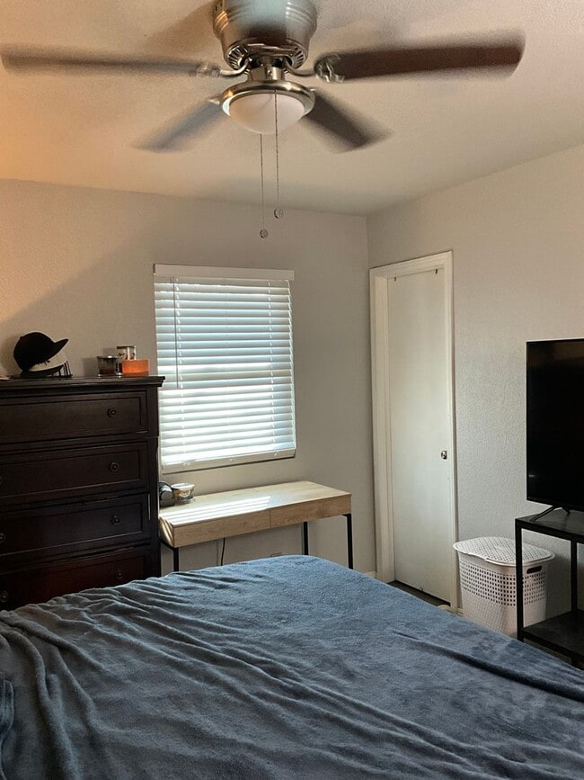 Building Photo - Renovated 3 Bedroom/ 1.5 Bath in Great Neiborhood