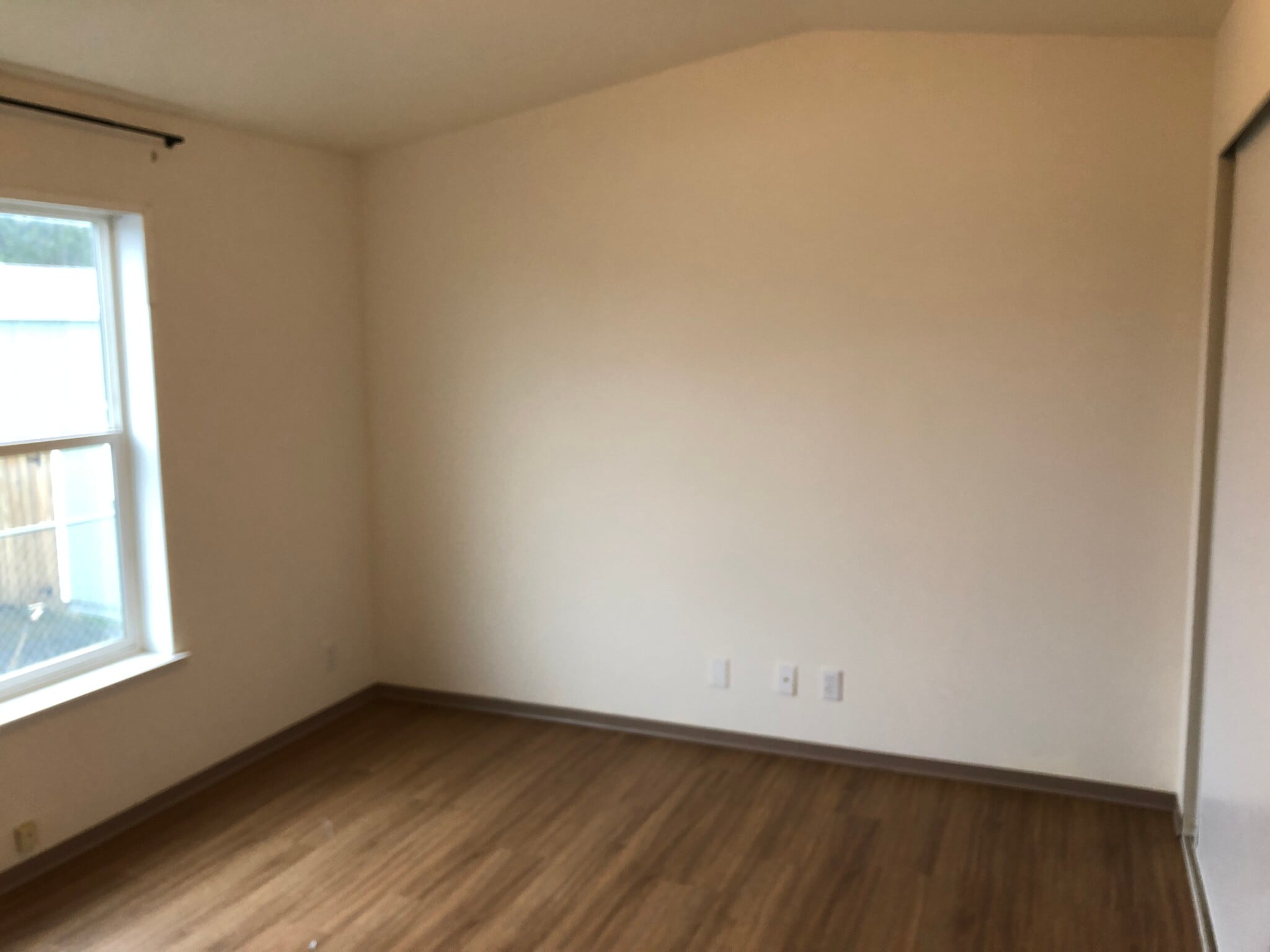 Building Photo - 255 NW Golden Hills Dr