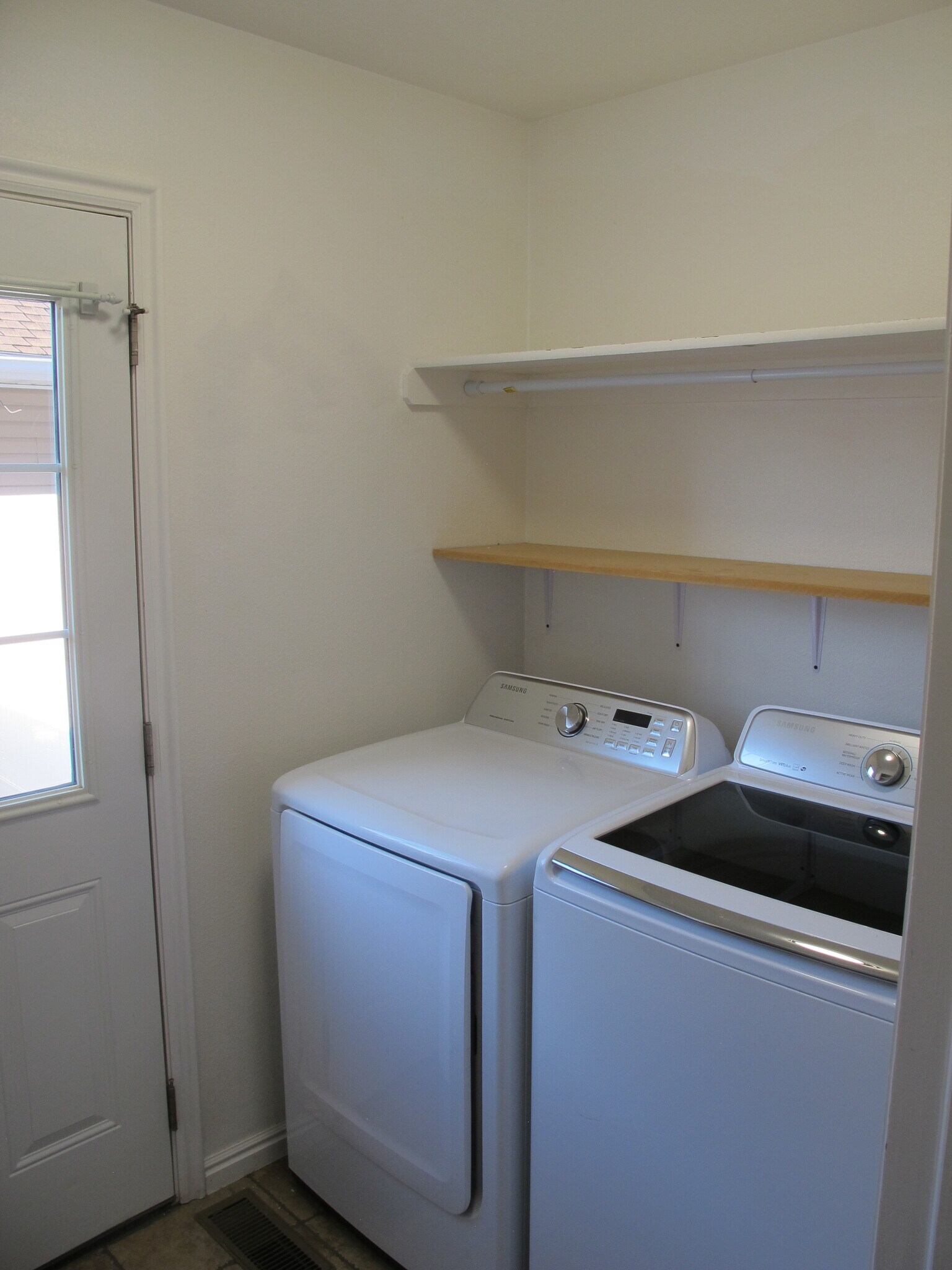 Laundry room (wash&dry) - 877 Capital Ave