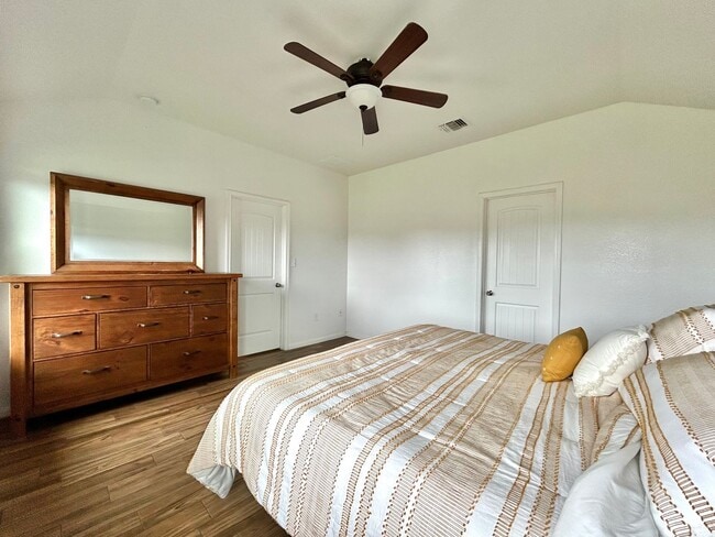 Building Photo - Stunning 3/BR 2/BA Home with Spacious Back...