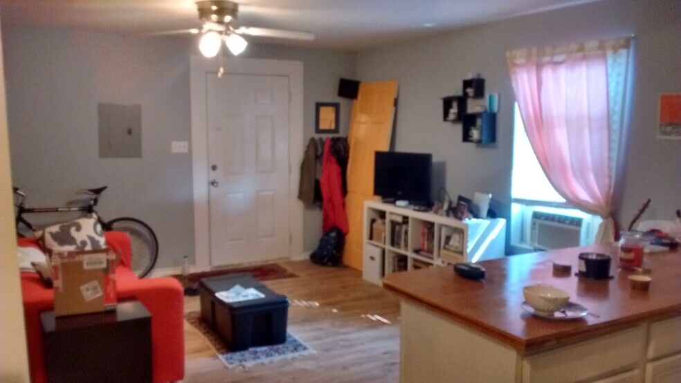 Building Photo - 623 Barbe St