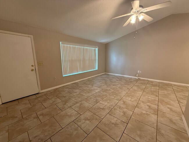 Building Photo - Spacious 2 Bedroom, 2 Bath, 2 car garage Home For Rent in New Port Richey!