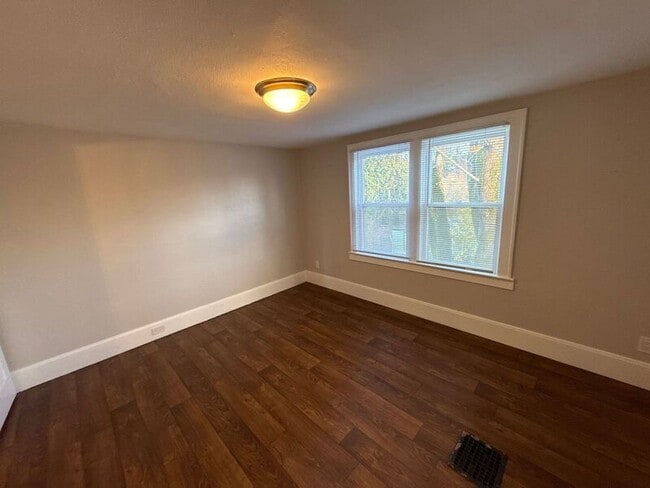 Building Photo - 1615 D St NE