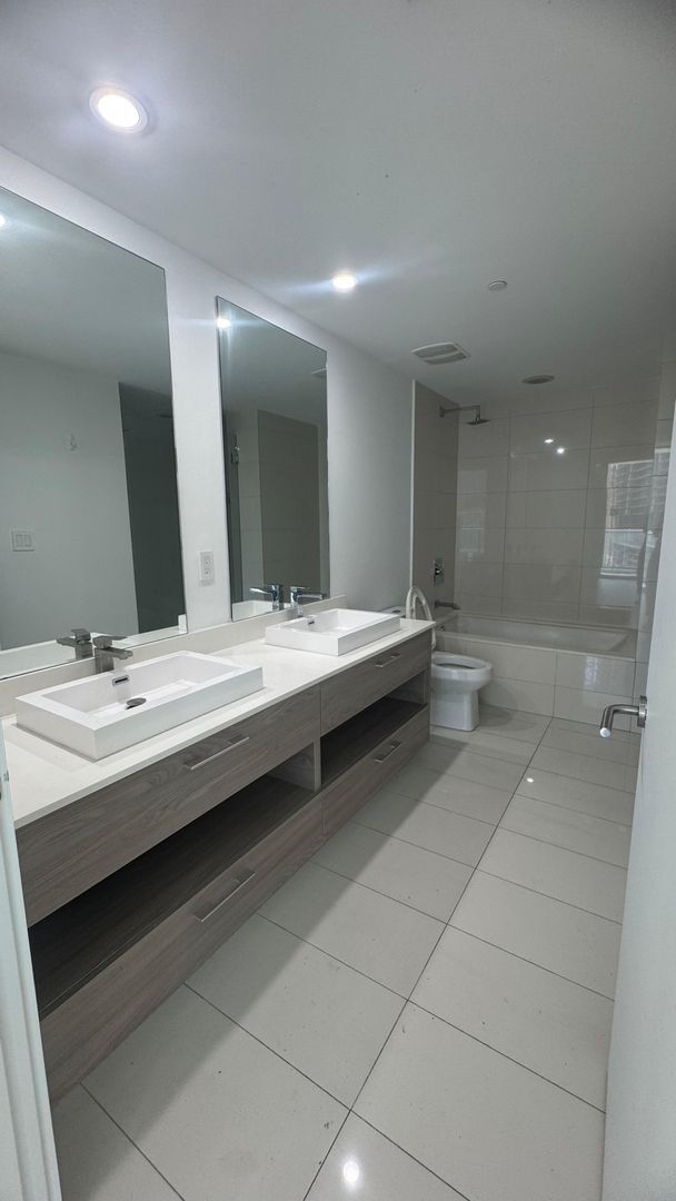 Building Photo - Amazing 3 bedrooms-3baths corner unit.
