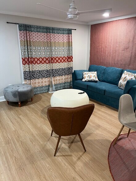 Living Room (shared) - 2006 Linda Jones Ave