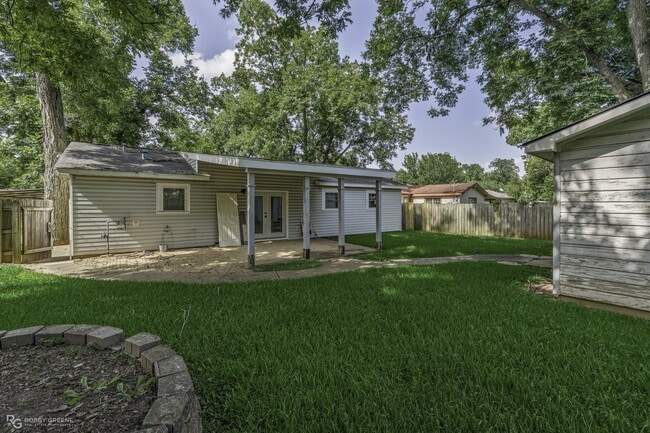 Building Photo - 1602 San Saba St
