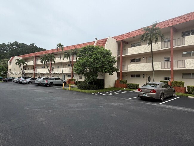 Building Photo - 400 S Hollybrook Dr