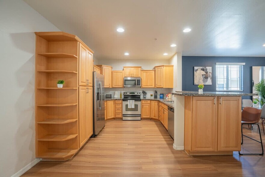 Building Photo - 1275 E University Dr