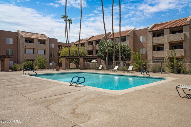 Building Photo - 540 N May