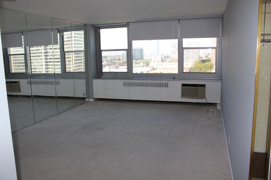 Building Photo - 555 W Cornelia Ave