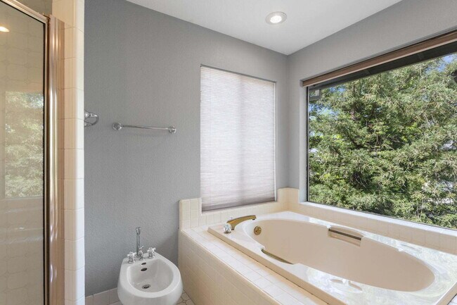 Building Photo - Gorgeous Executive Level Home 4 beds 3 baths close to hospitals and courthouse