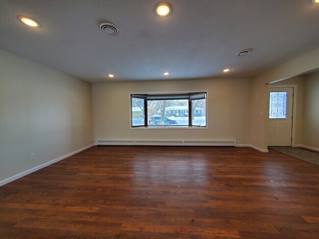 Building Photo - 2861 Longfellow Rd N