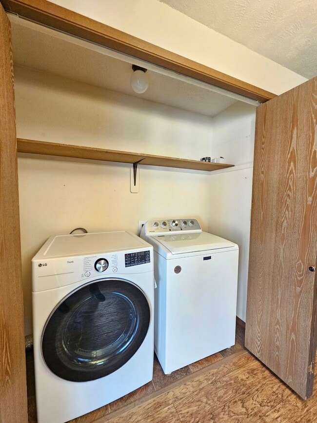 Building Photo - 6902 N Old Fort Dr