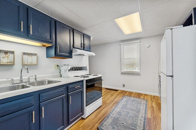 Building Photo - 2020 E 6th St