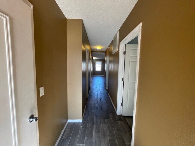 Building Photo - 3 Bed Duplex OKC