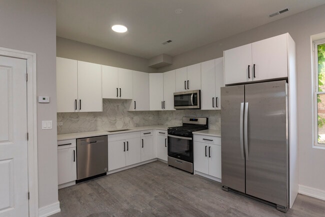 Building Photo - 3132 S Lituanica Ave
