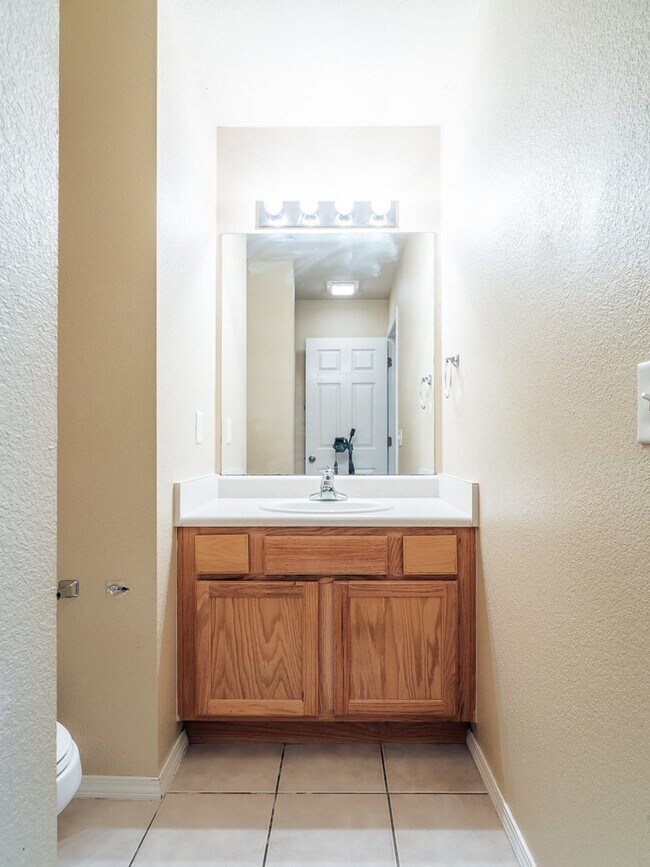 Building Photo - 1102 NW Lincoln Ct