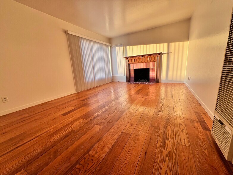 Building Photo - 15098 Edgemoor St