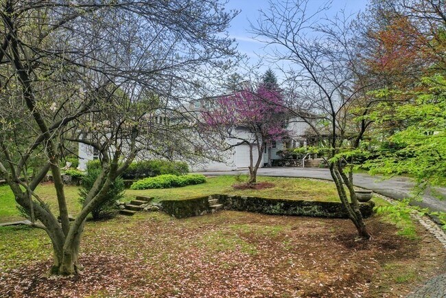 Building Photo - 12 Summit Rd