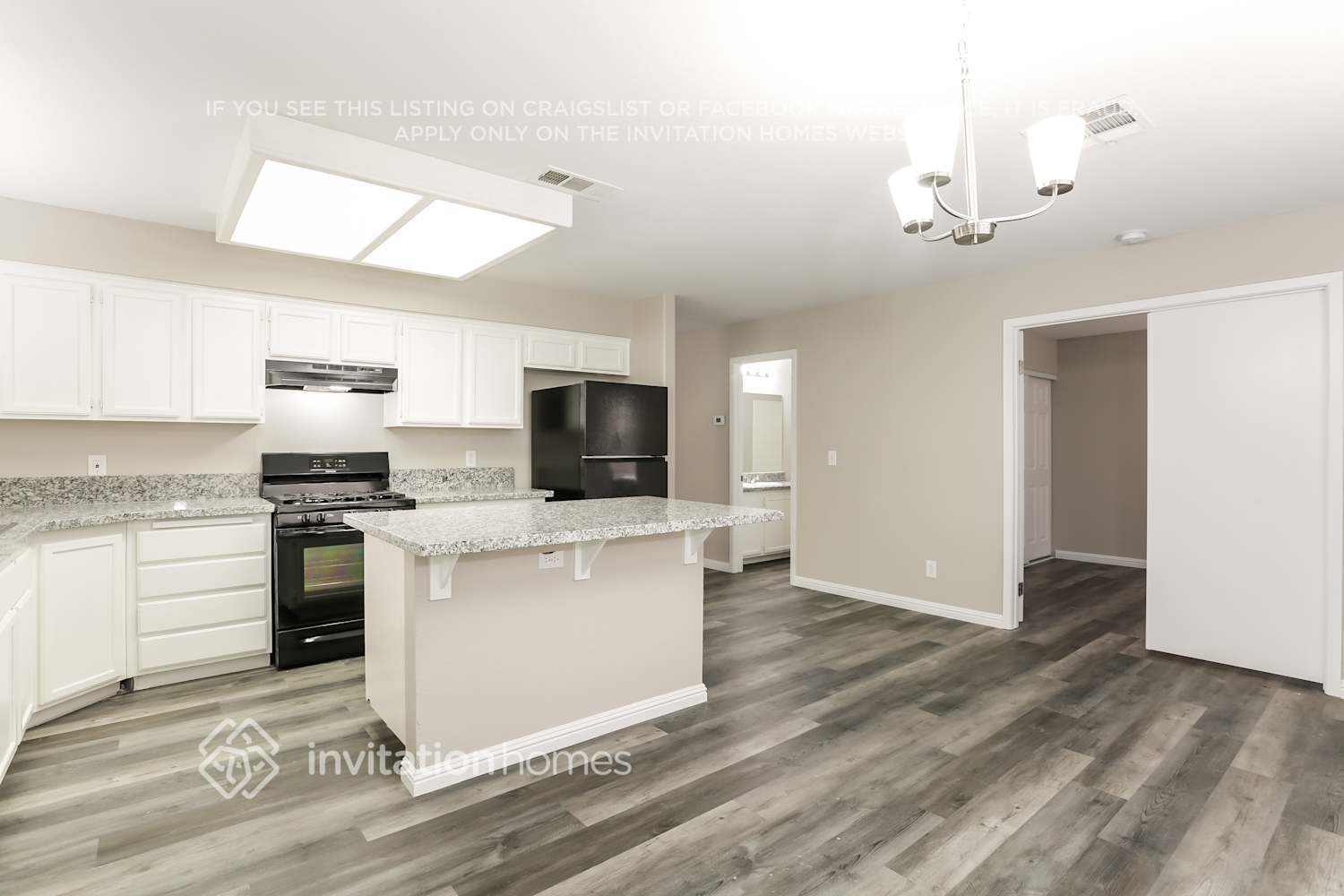 Building Photo - 1400 Desert Hills Dr