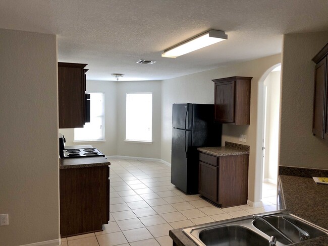 Building Photo - "Hard to Find" Roomy 1-story in Luckey Ran...