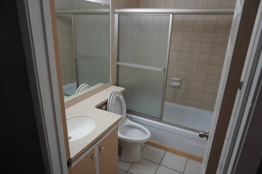 Hallway guest bathroom with full bathtub/shower combo. - 6518 Embarcadero Dr