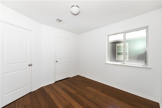 Building Photo - 708 Pinnacle Dr