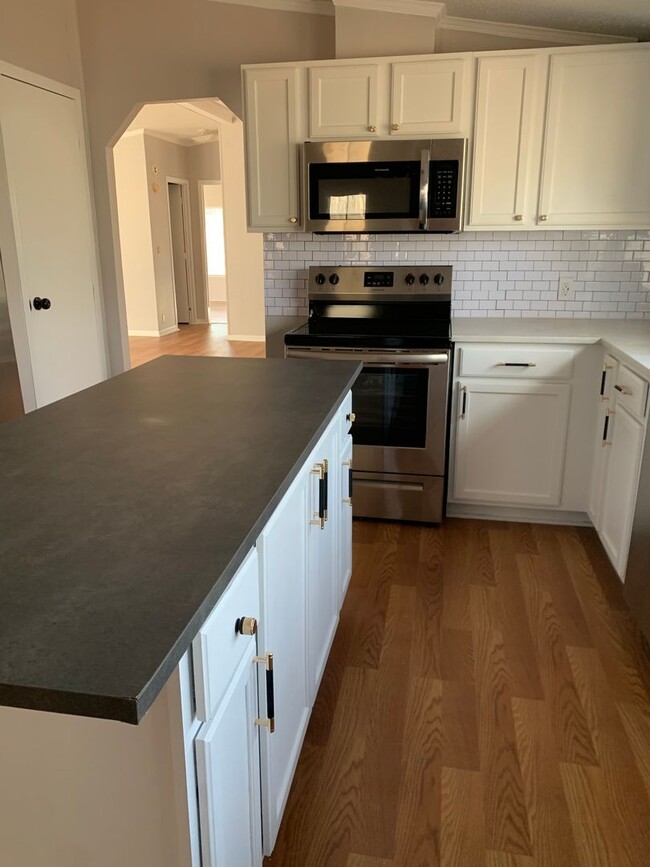 Building Photo - 3 Bedroom 2 Bath Home