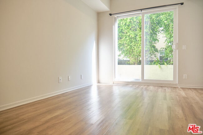 Building Photo - 1242 9th Ct