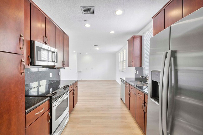 Building Photo - LARGE 3-bed, 3-bath townhome with 2-car ga...