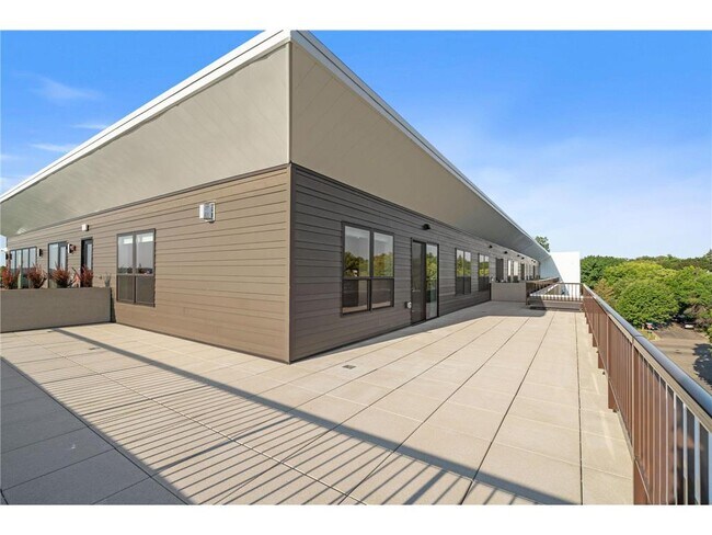 Building Photo - 470 Lexington Parkway S