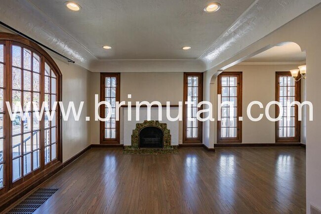 Building Photo - 1572 E Kensington Ave