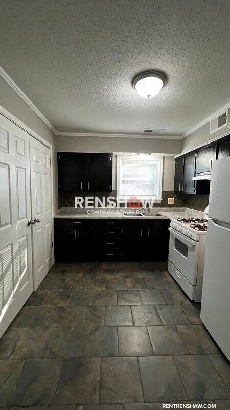 Building Photo - 2560 Thackery Dr