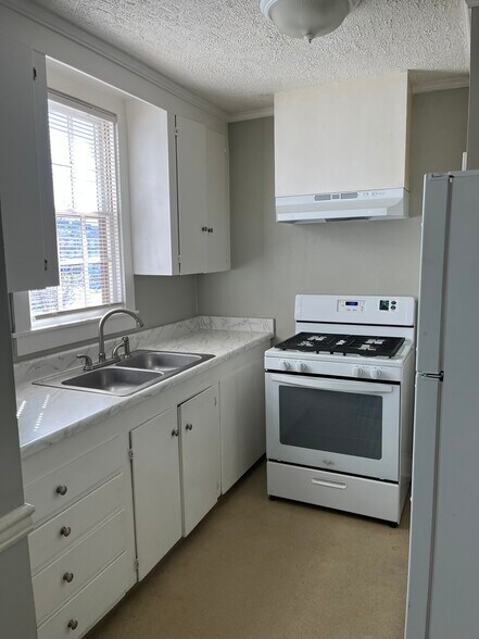 Kitchen - 1202 Adams St